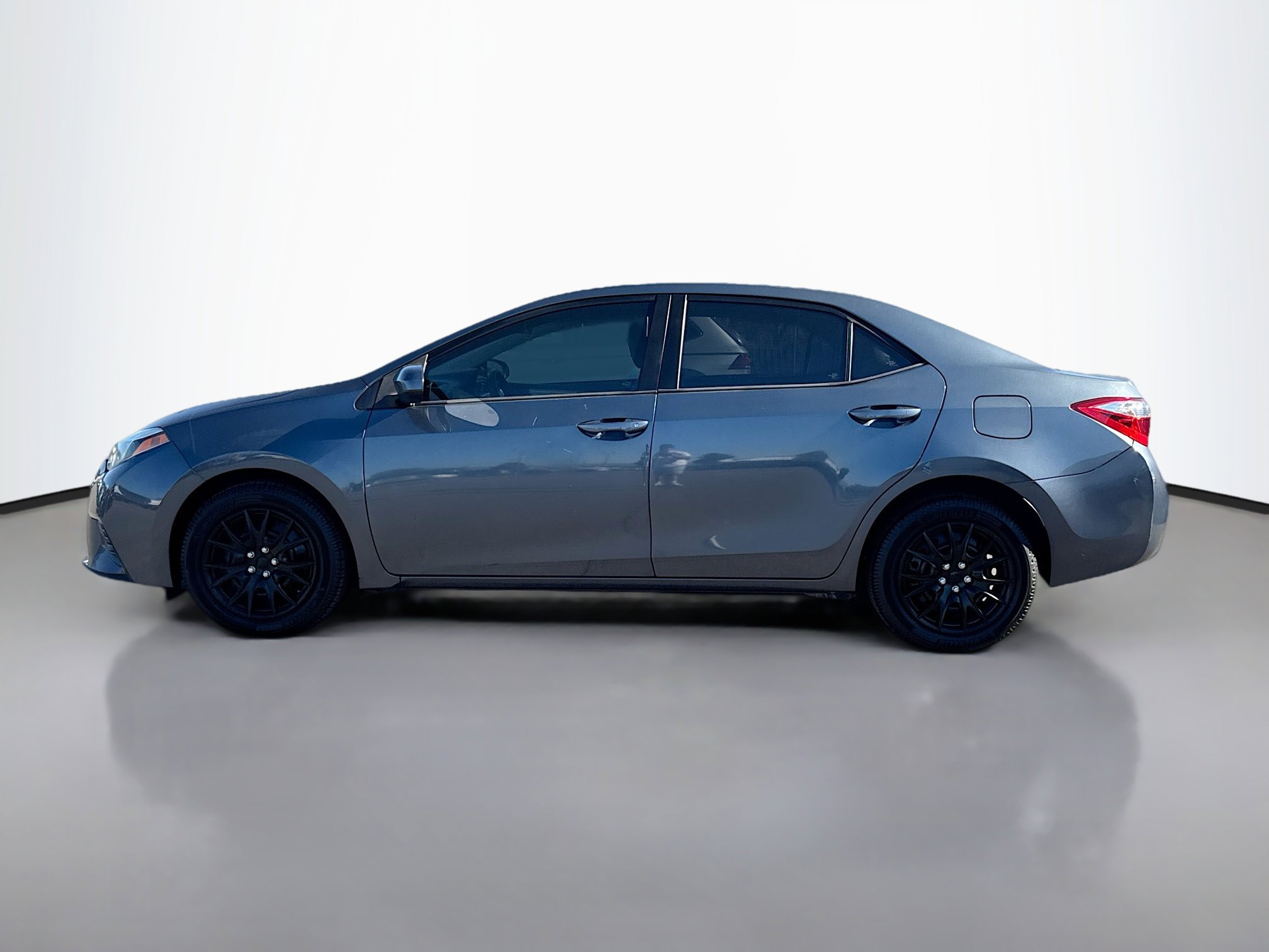 2015 Toyota Corolla LE photo 3