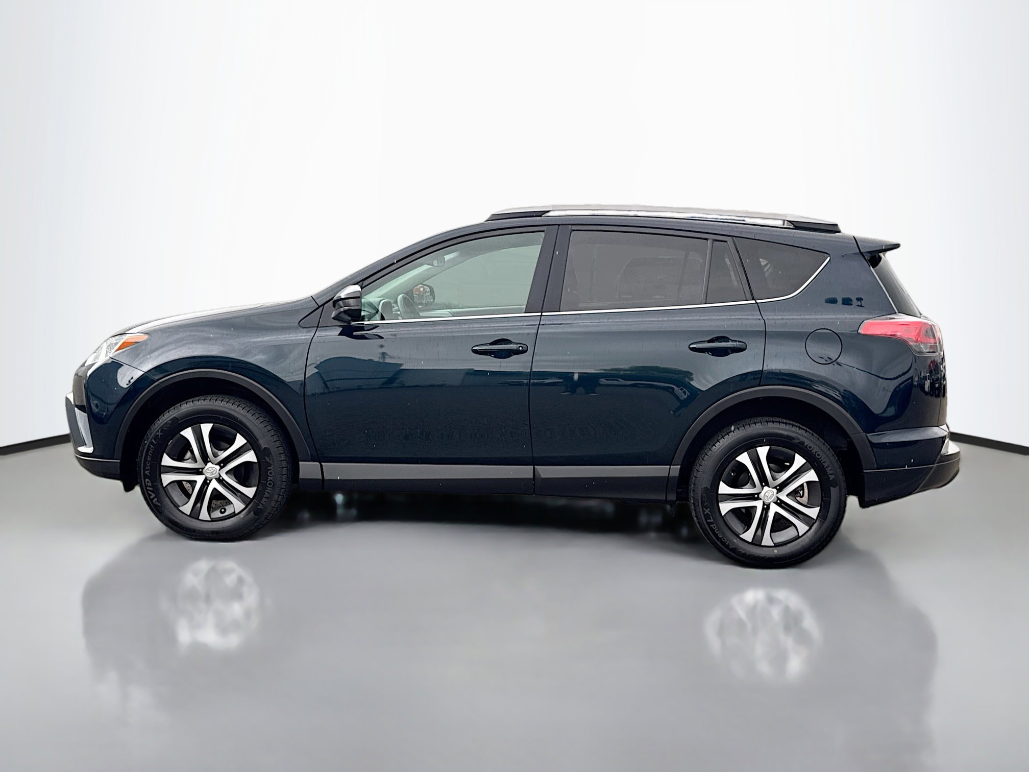 2017 Toyota RAV4 LE photo 3