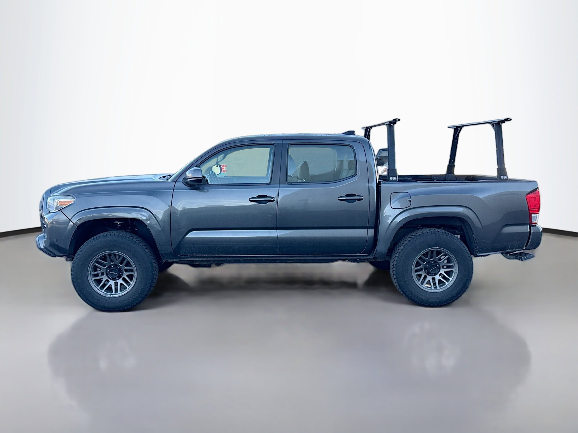 2017 Toyota Tacoma SR5 V6 photo 3