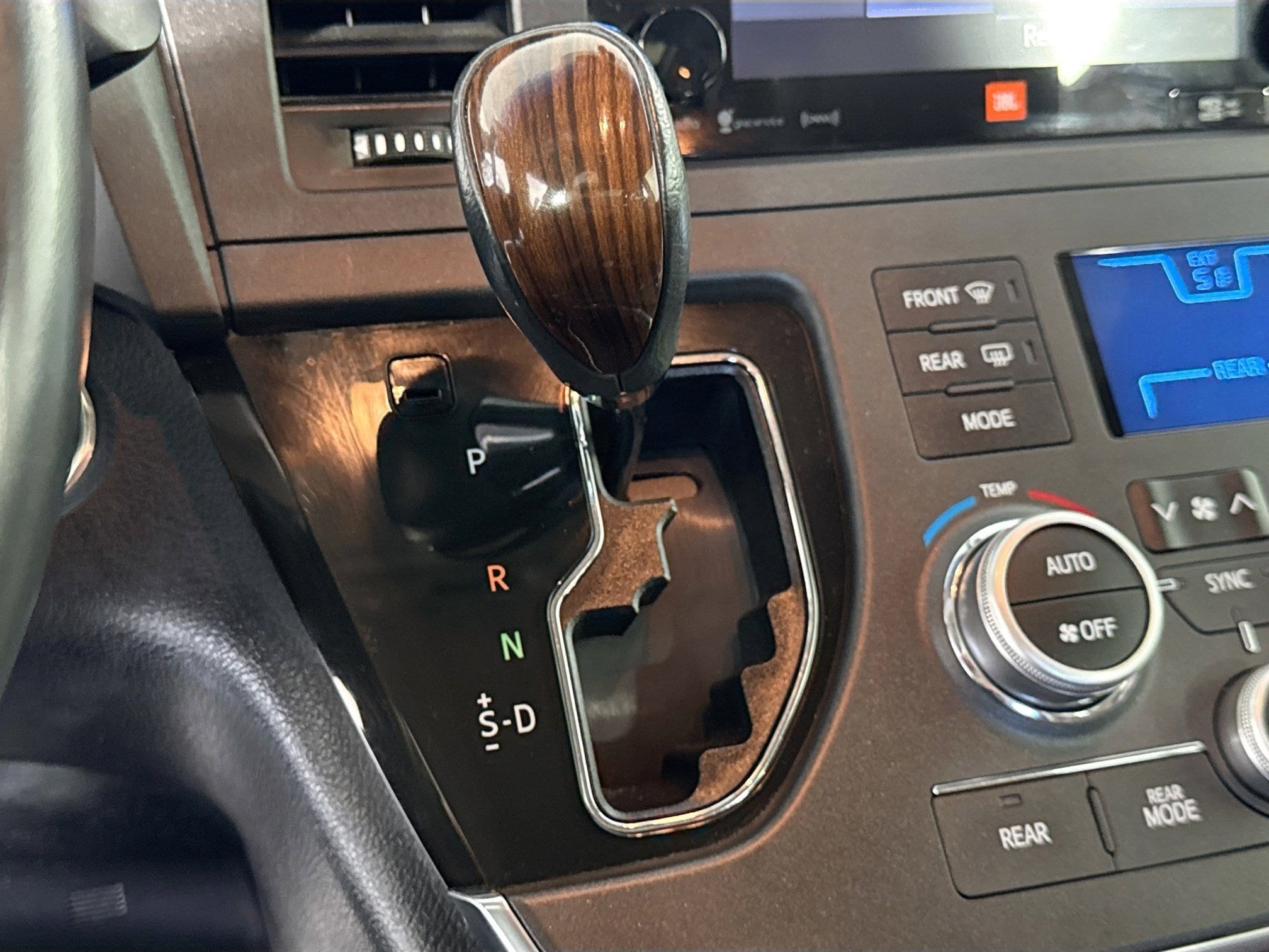 2017 Toyota Sienna Limited - Photo 19