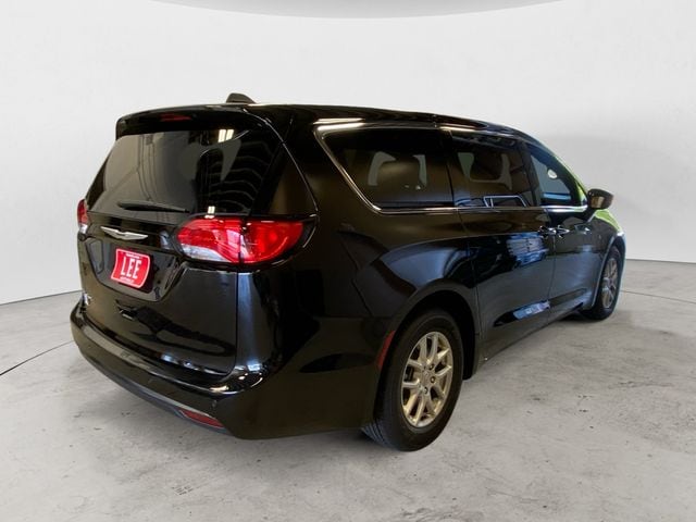 2026 Chrysler Voyager LX - Photo 6