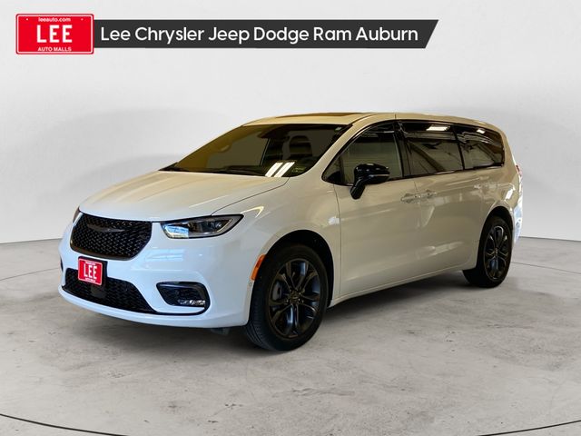 2026 Chrysler Pacifica Select's photo