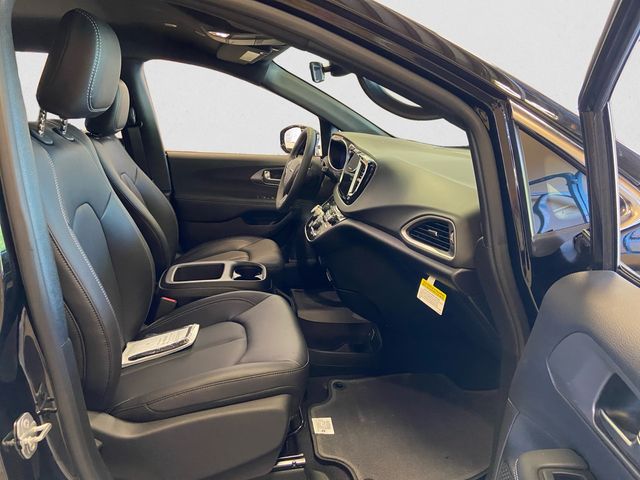 2026 Chrysler Voyager LX - Photo 16