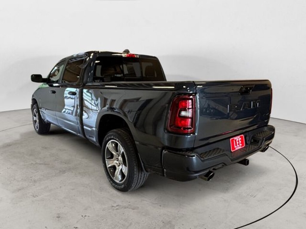 New 2026 Ram 1500 EXPRESS CREW CAB 4X4 6'4 BOX Pickup
