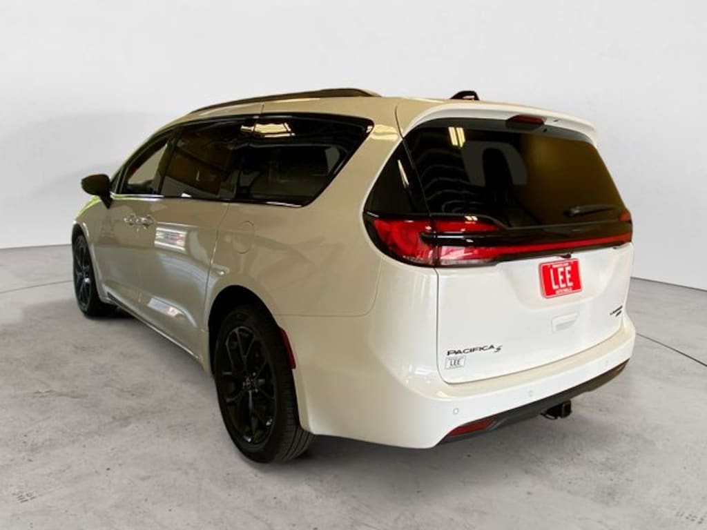 New 2026 Chrysler Pacifica LIMITED AWD Passenger Van