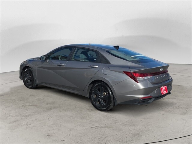 2023 Hyundai Elantra SEL photo 3