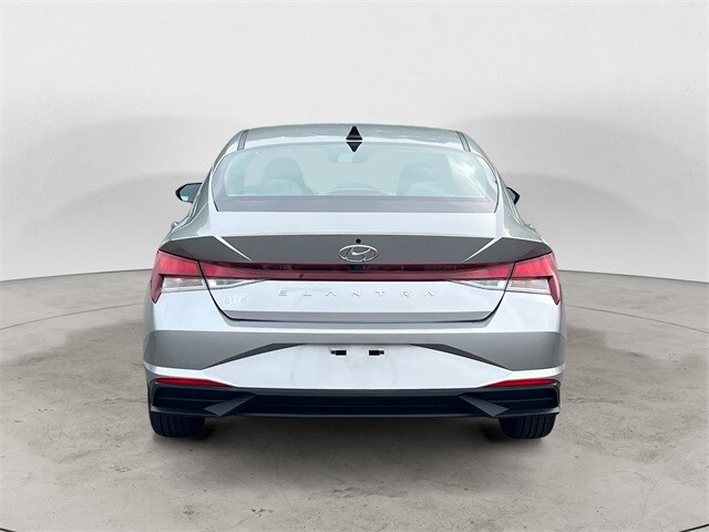 2022 Hyundai Elantra SEL Convenience photo 4