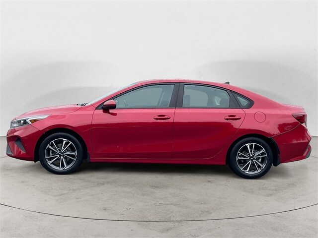 2022 Kia Forte LXS photo 2