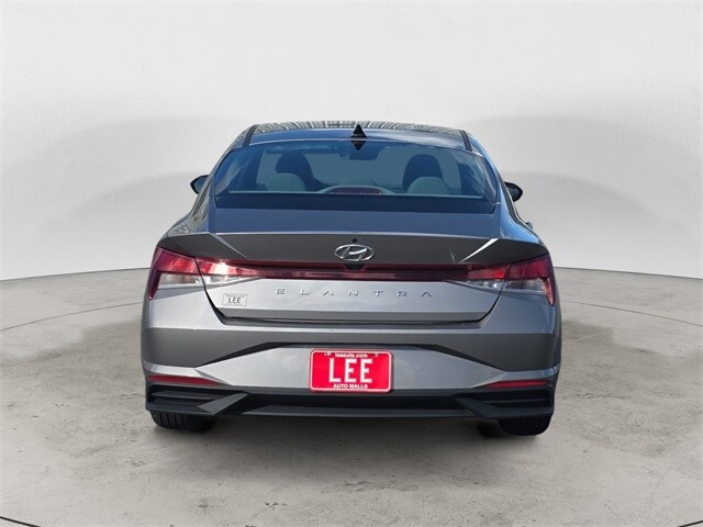 2023 Hyundai Elantra SEL photo 4