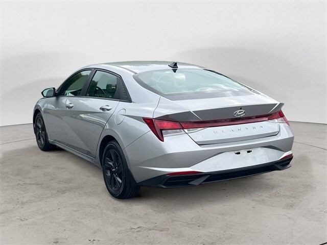 2022 Hyundai Elantra SEL Convenience photo 3