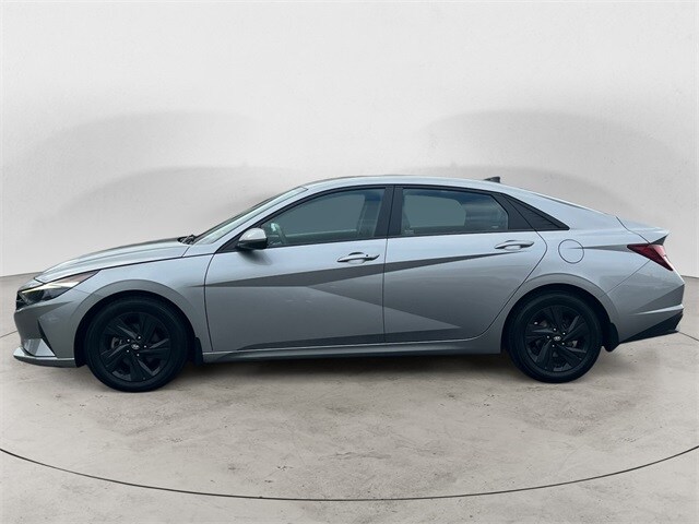 2022 Hyundai Elantra SEL Convenience photo 2