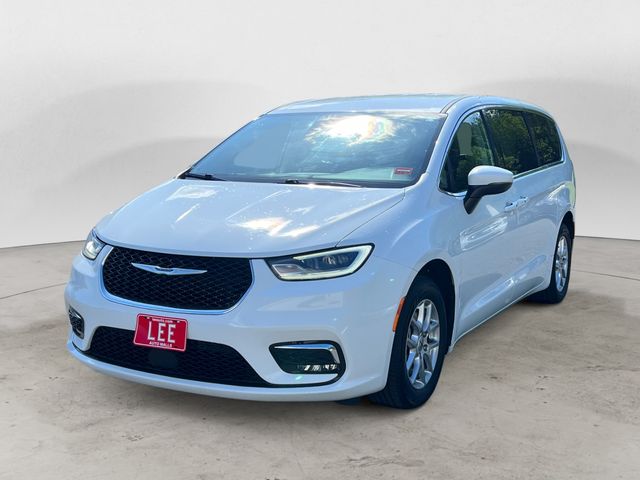 2023 Chrysler Pacifica Touring L's photo