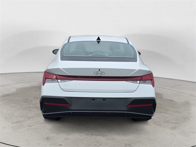 2025 Hyundai Elantra SEL Convenience photo 4