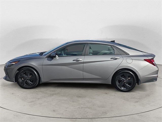 2023 Hyundai Elantra SEL photo 2