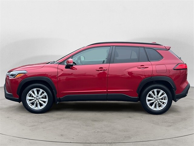 2022 Toyota Corolla Cross LE photo 2