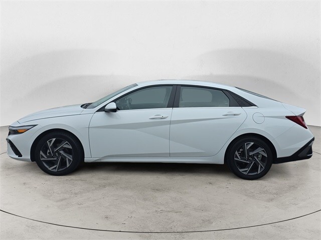 2025 Hyundai Elantra SEL Convenience photo 2