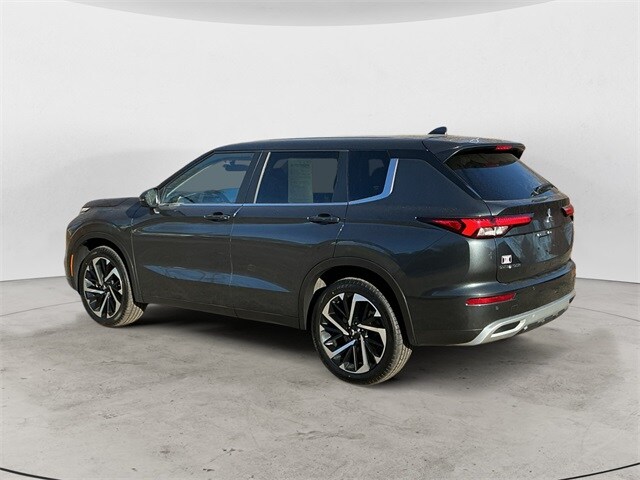 2024 Mitsubishi Outlander SE Black Edition photo 3