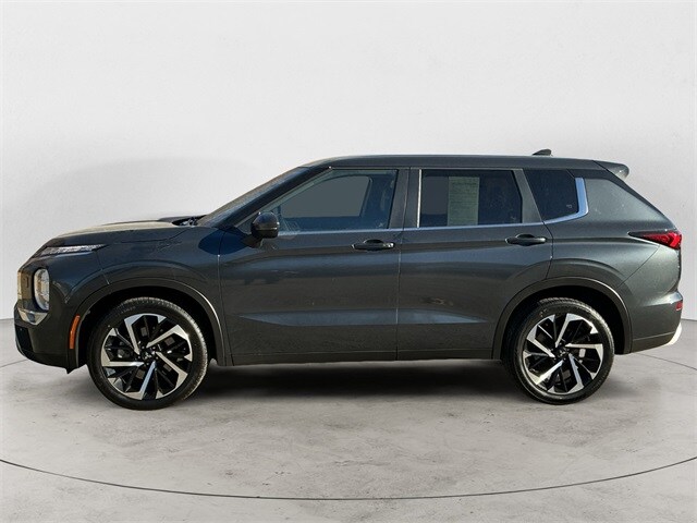 2024 Mitsubishi Outlander SE Black Edition photo 2