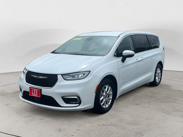 2023 Chrysler Pacifica Touring L's photo