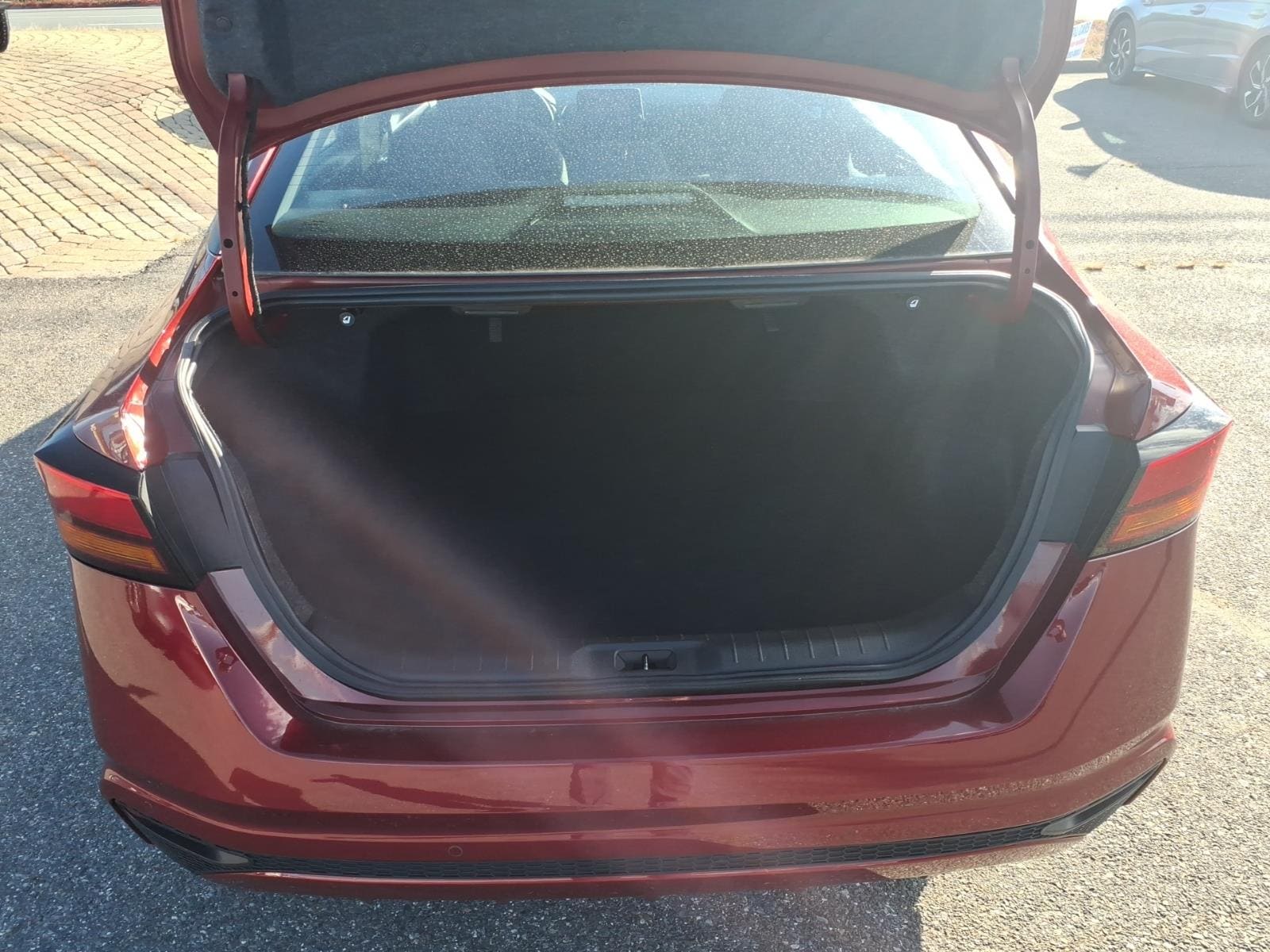 Used 2024 Scarlet Nissan 2.5 SV image 12