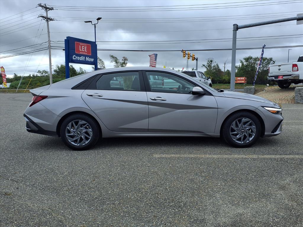 2024 Hyundai Elantra SEL photo 4