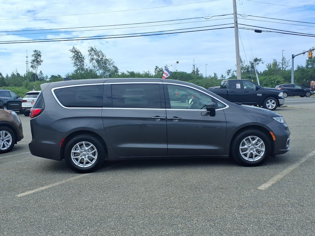 Used 2023 Chrysler Pacifica Touring L Minivan/Van