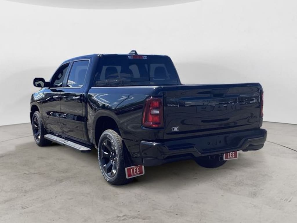 New 2026 Ram 1500 EXPRESS CREW CAB 4X4 5'7 BOX Pickup