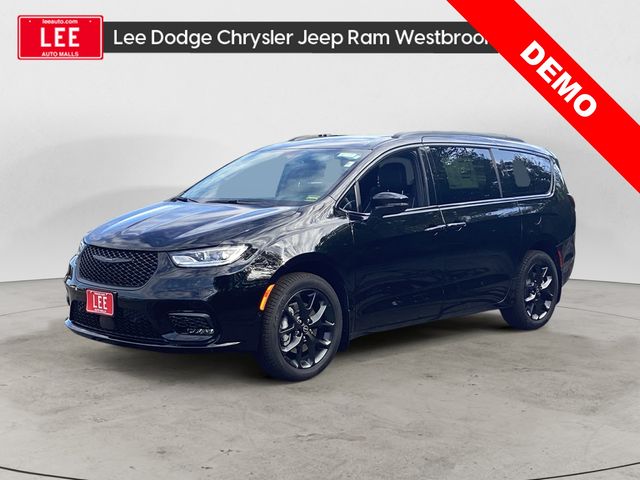 2026 Chrysler Pacifica Limited's photo