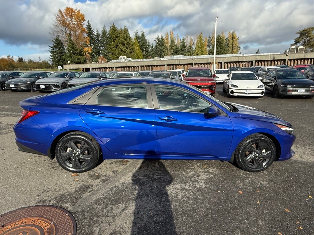 2023 Hyundai Elantra SEL photo 3