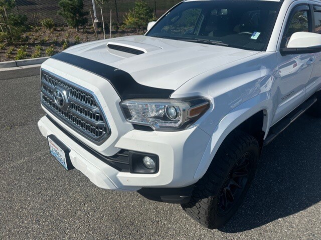 2017 Toyota Tacoma TRD Sport photo 3
