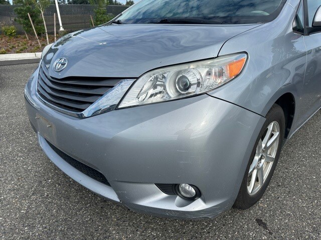 2014 Toyota Sienna XLE photo 2