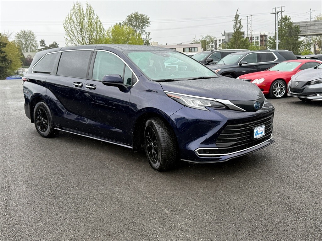 2021 Toyota Sienna XLE photo 3