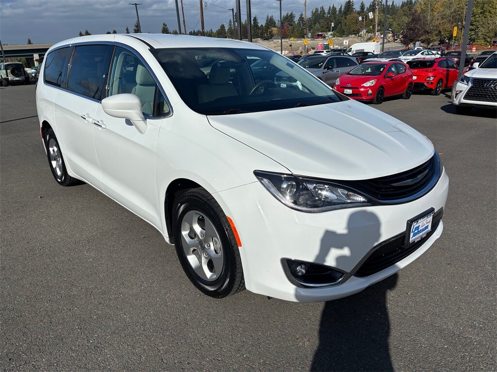 2018 Chrysler Pacifica Hybrid Touring Plus photo 3