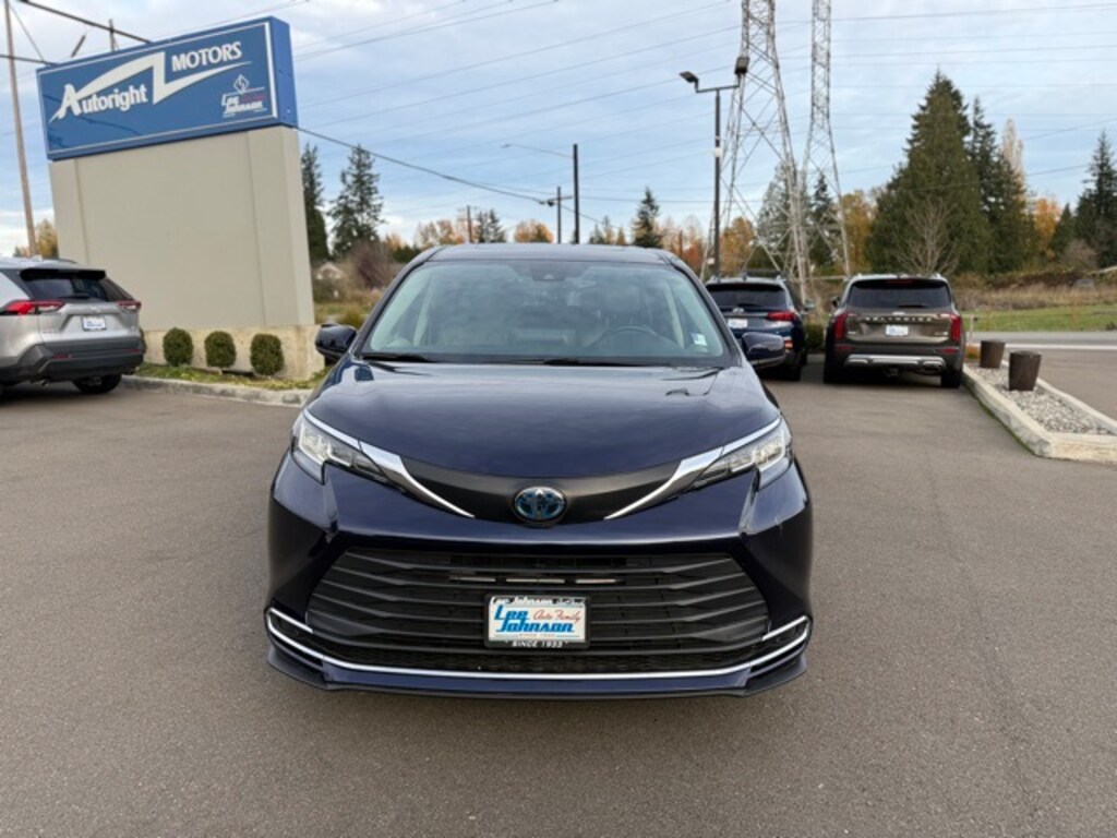 Used 2021 Toyota Sienna XLE Van