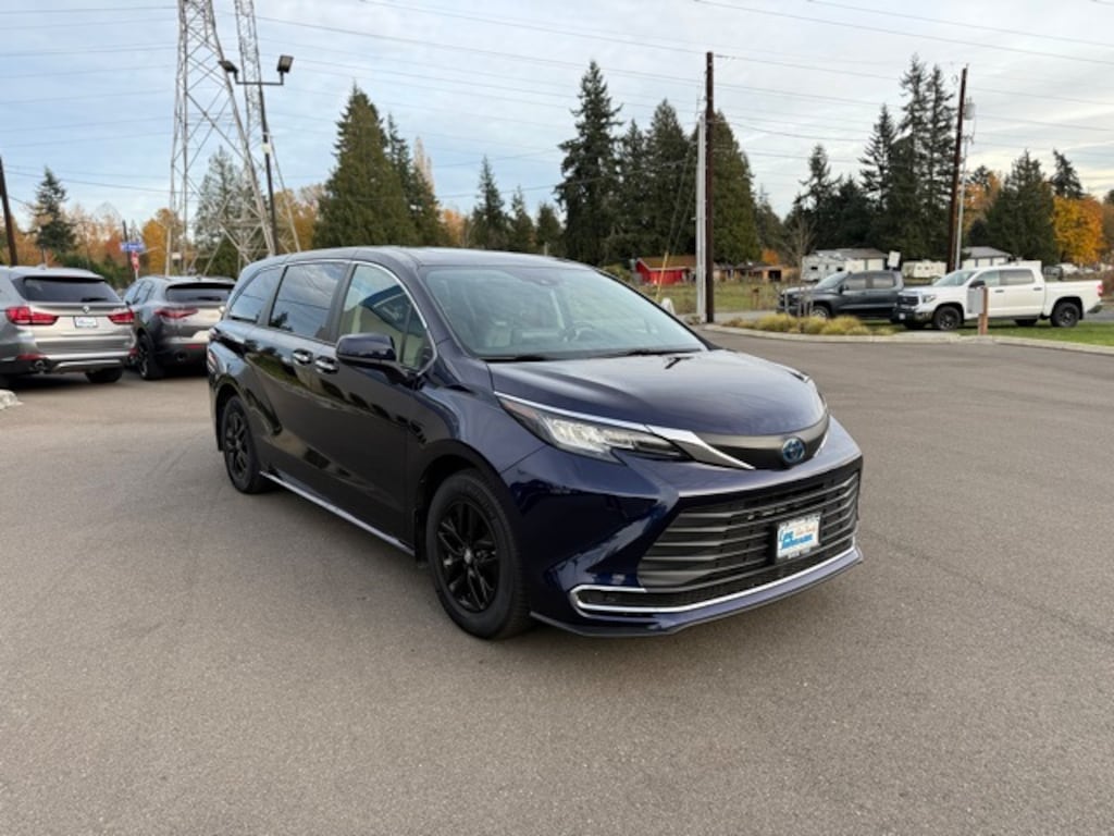 Used 2021 Toyota Sienna XLE Van