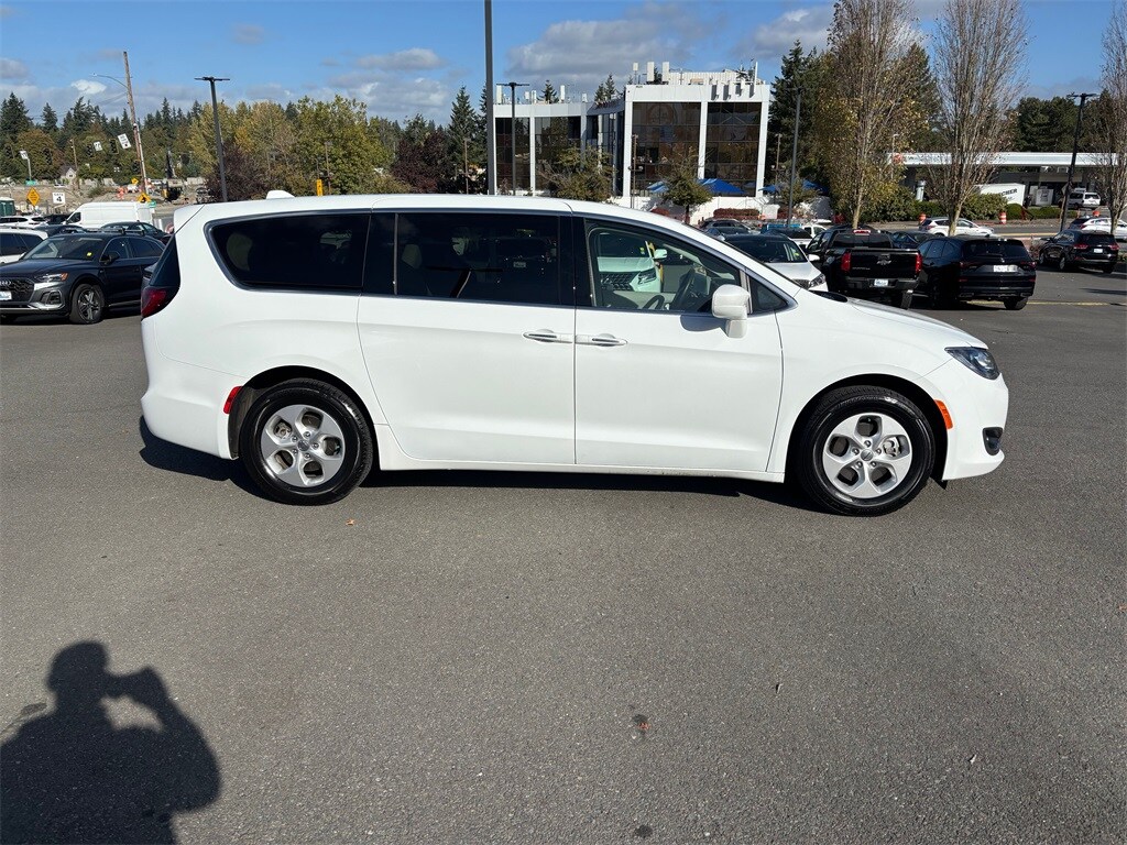 2018 Chrysler Pacifica Hybrid Touring Plus photo 4