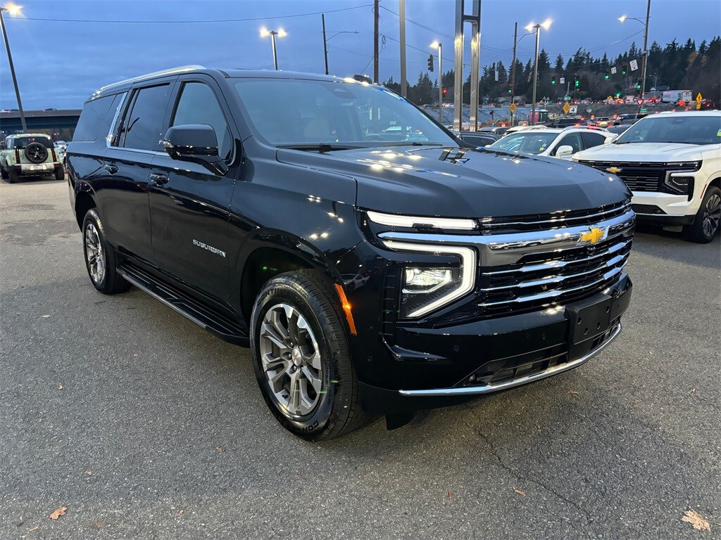 2025 Chevrolet Suburban LT photo 2