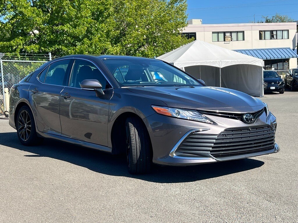 2022 Toyota Camry XLE photo 3