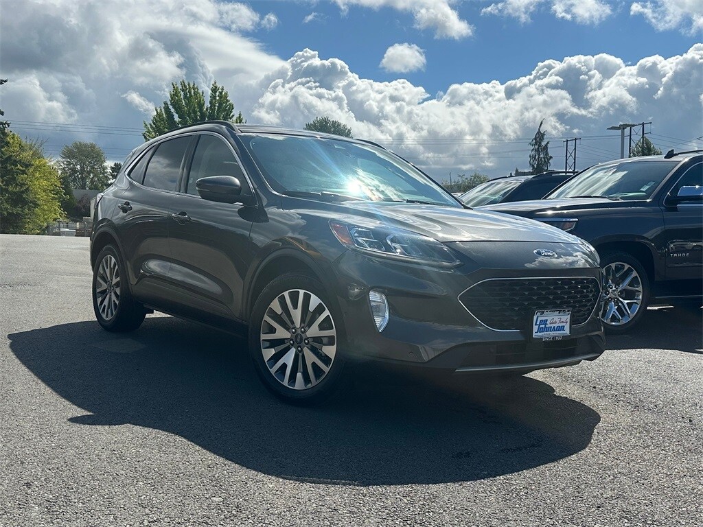 2020 Ford Escape Titanium Hybrid photo 3