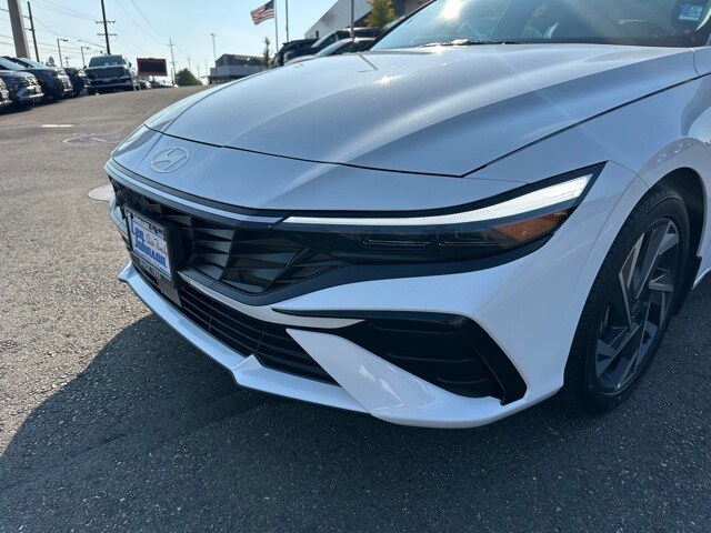 2025 Hyundai Elantra SEL Convenience photo 3
