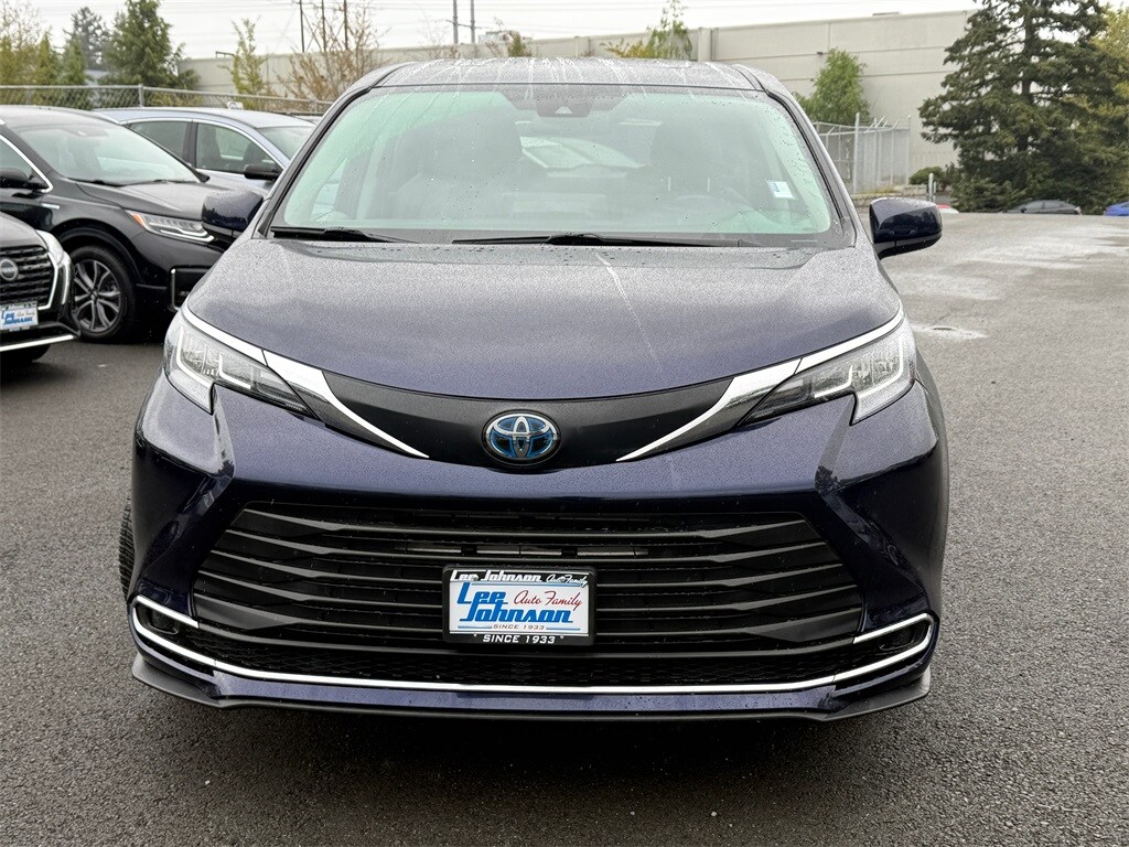 2021 Toyota Sienna XLE photo 2