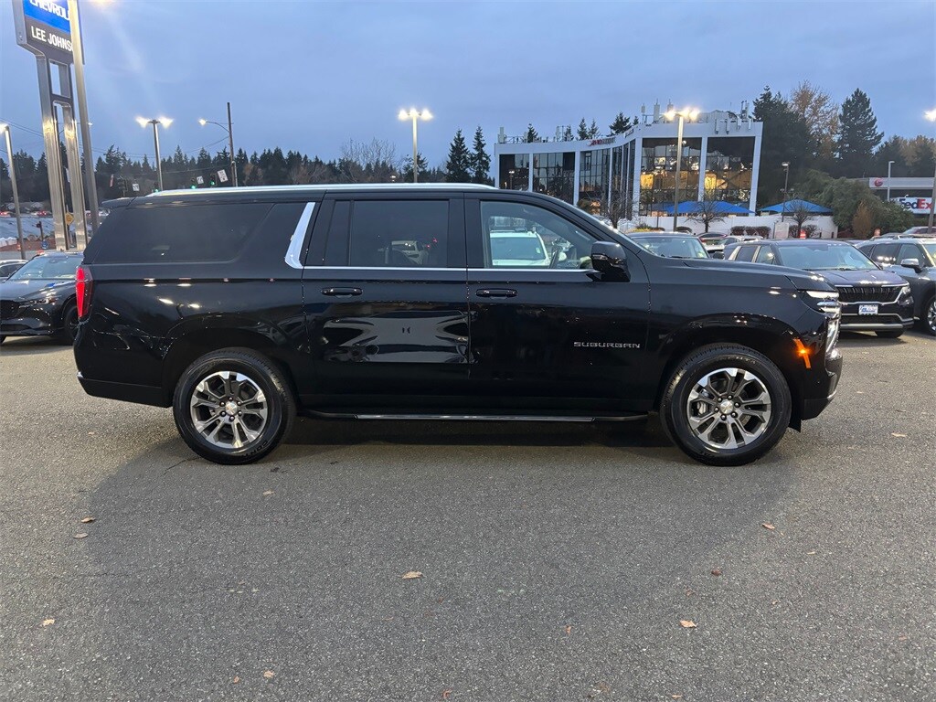 2025 Chevrolet Suburban LT photo 3