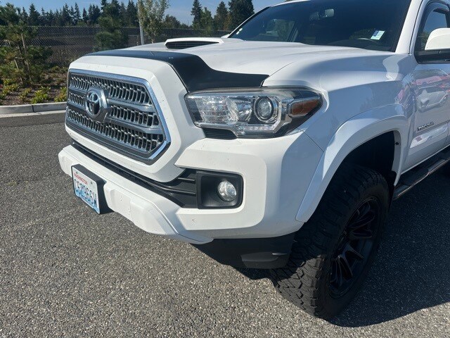 2017 Toyota Tacoma TRD Sport photo 4