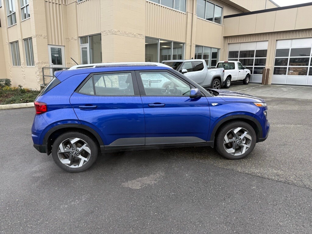 2024 Hyundai Venue SEL photo 3