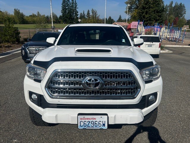 2017 Toyota Tacoma TRD Sport photo 2