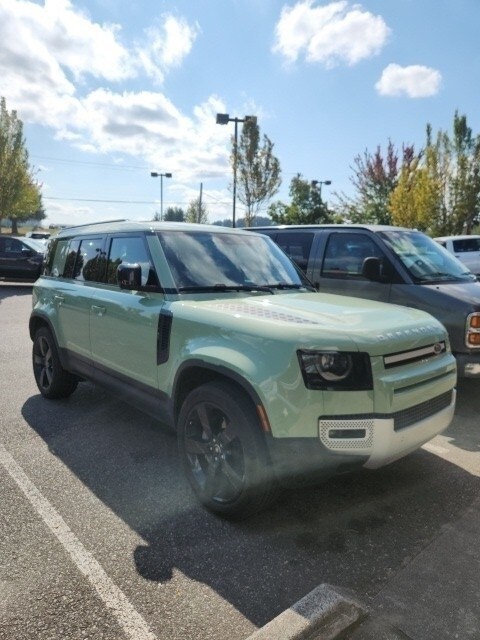 2023 Land Rover Defender 110 photo 2
