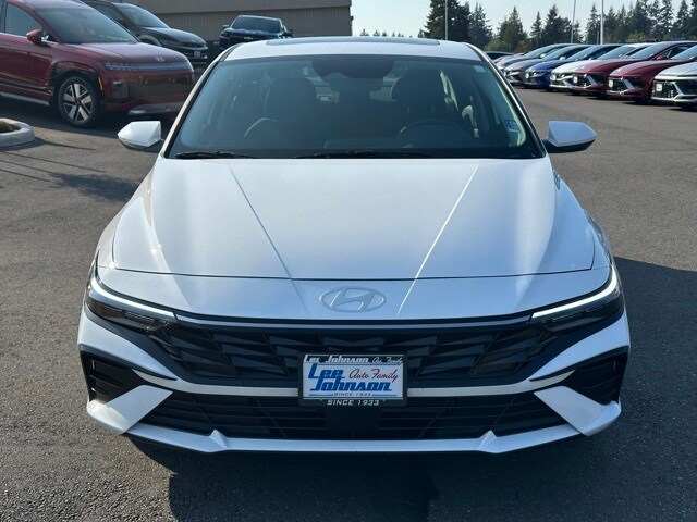 2025 Hyundai Elantra SEL Convenience photo 2