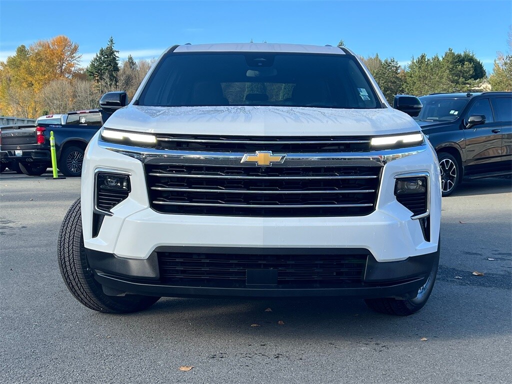 2024 Chevrolet Traverse 2LT photo 2
