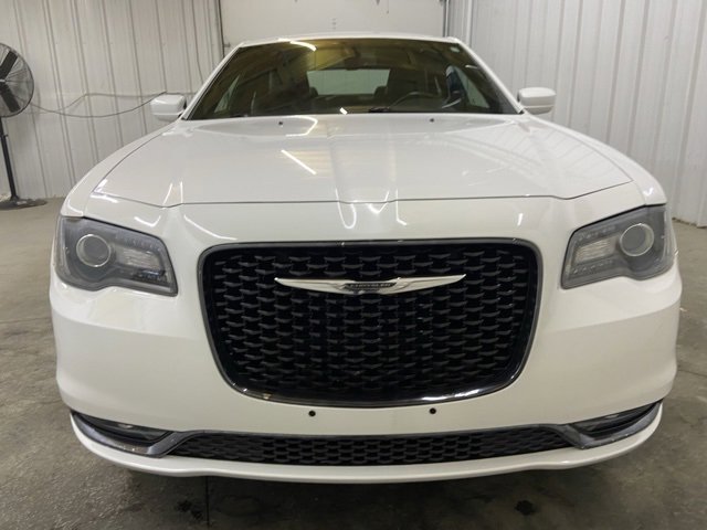 2019 Chrysler 300 photo 2
