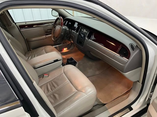 2005 Lincoln Town Car Signature Limited - Photo 23